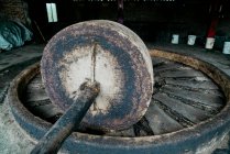 Leere grunzige große Mühlenpresse in traditioneller Brennerei bei Tageslicht — Stockfoto