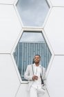 Homme noir avec café debout dans le centre-ville — Photo de stock