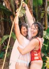 Novias duchándose con manguera en el jardín - foto de stock