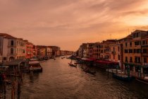 Grande canale che passa tra gli edifici al tramonto — Foto stock