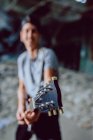Musicista che suona chitarra elettrica in luogo abbandonato — Foto stock