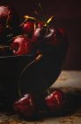Gustose ciliegie mature appetitose in ciotola su fondo scuro — Foto stock