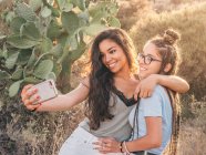 Lächelnde trendige junge Frauen beim Selfie auf dem Land — Stockfoto
