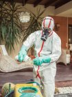 Begasungsfachmann in Uniform für Begasung bereitet chemische Lösung für die Bestäubung im Hausgarten vor — Stockfoto