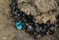 Dall'alto pila di carbone caldo coperta con fibre vegetali essiccate — Foto stock