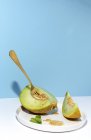 Coupé melon dénoyauté sucré appétissant sur plaque avec fourchette en fond bleu et blanc — Photo de stock