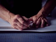 Руки людини, що працює в книжковій студії та вимірювальній обкладинці для книги за допомогою олівця та лінійки — стокове фото