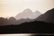 Мальовничий вид на озеро в гірській місцевості — стокове фото