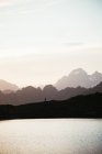 Majestosa paisagem montanhosa com silhueta humana — Fotografia de Stock