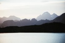 Majestuoso paisaje de montaña con silueta humana - foto de stock