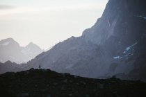 Majestuoso paisaje de montaña con silueta humana - foto de stock