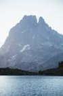 Paysage montagneux majestueux avec silhouette humaine — Photo de stock