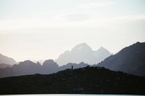 Величественный горный пейзаж с человеческим силуэтом — стоковое фото