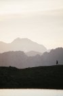 Majestosa paisagem montanhosa com silhueta humana — Fotografia de Stock