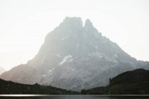 Живописный вид на озеро в горной местности — стоковое фото