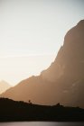 Paesaggio montano maestoso con silhouette umana — Foto stock