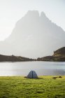 Paesaggio montano maestoso con tenda turistica — Foto stock