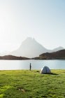 Man near the tent in the mountain — Stock Photo