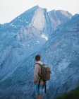 Чоловік з рюкзаком походи в гори Піренеїв — стокове фото