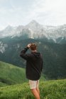 Homem admirando vista de cume de montanha — Fotografia de Stock