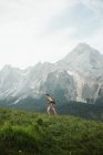 Hombre con mochila senderismo en las montañas de los Pirineos - foto de stock