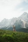 Homem com mochila caminhadas nas montanhas dos Pirenéus — Fotografia de Stock