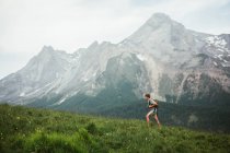 Man with backpack hiking in Pyrenees mountains — Stock Photo