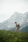 Человек с рюкзаком в горах Пиренеев — стоковое фото