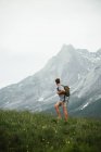Hombre con mochila senderismo en las montañas de los Pirineos - foto de stock
