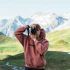 Mann fotografiert in Berglandschaft — Stockfoto