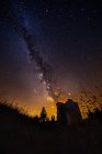 Céu noturno com a Via Láctea e silhueta de ruína — Fotografia de Stock