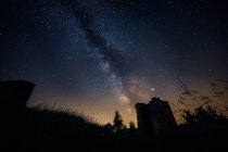 Нічне небо з Чумацьким Шляхом і силует руїн — стокове фото