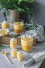 Savoureuse mousse de mangue aromatique dans des verres sur la surface de marbre blanc — Photo de stock