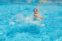 Kind springt in Schwimmbad — Stockfoto