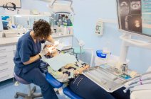Стоматолог робить ін'єкції зі шприцом у відкритому роті пацієнта — стокове фото