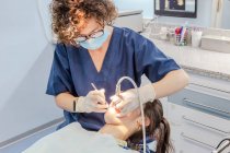 Dentiste faisant l'injection avec la seringue dans la bouche ouverte du patient i — Photo de stock