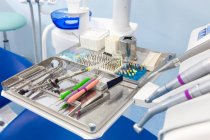 Seringa dentária com medicamento e ferramentas na bandeja na odontologia — Fotografia de Stock