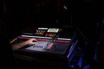 Misturador de Soundboard em um evento ao vivo à noite — Fotografia de Stock