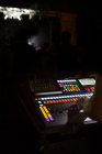 Misturador de Soundboard em um evento ao vivo à noite — Fotografia de Stock