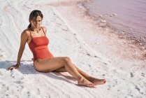 Gebräunte Frau in Badebekleidung entspannt am salzigen Seeufer — Stockfoto