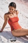 Gebräunte Frau in Badebekleidung entspannt am salzigen Seeufer — Stockfoto