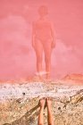 Refletindo na água da mulher em forma em maiô postural na costa do lago rosa — Fotografia de Stock