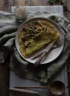 Crepe de aveia com espargos e tahini pasta servida em placa branca sobre fundo rústico — Fotografia de Stock