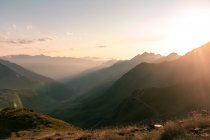 Paisagem nebulosa de montanhas incríveis na luz do sol e caminho entre no dia brilhante — Fotografia de Stock