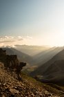 Туманний краєвид дивовижних гір на сонячному світлі і шлях між яскравим днем — стокове фото