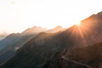 Краєвид дивовижних гір на сонячному світлі і шлях між в яскравий день — стокове фото