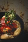 Ravioli cozido com molho de tomate e ervas na tigela ao lado de garfo e guardanapo na mesa — Fotografia de Stock