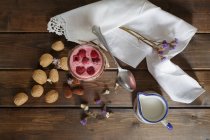Draufsicht auf einen Himbeer-Smoothie im Glas mit Mandelmilch, serviert auf rustikalem Tisch mit Serviette — Stockfoto