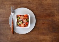 Свежая вегетарианская еда на тарелке — стоковое фото