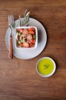 Comida vegetariana fresca en el plato - foto de stock